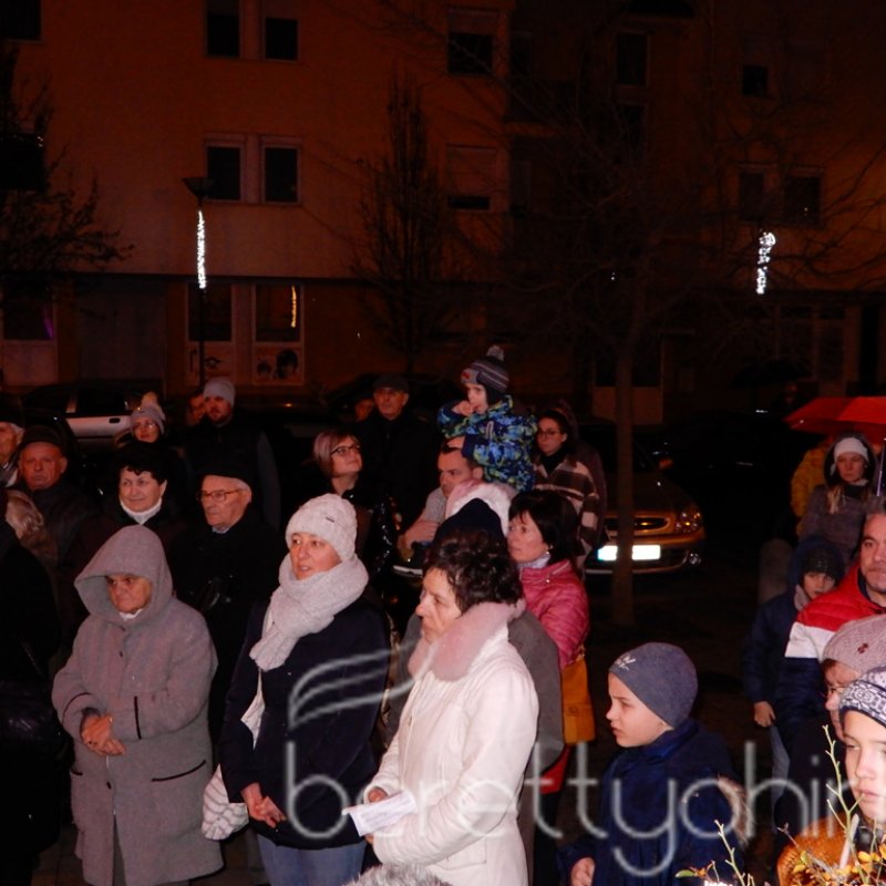 Fellobbant a szeretet lángja is 27